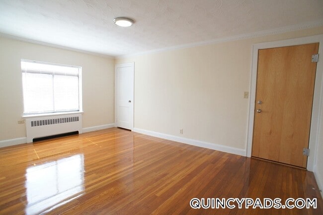 Building Photo - 429 Newport Ave