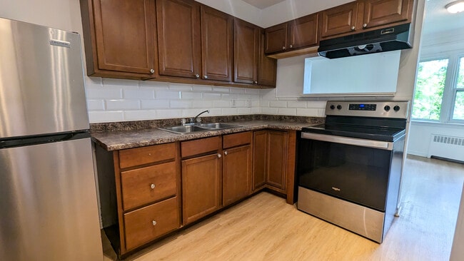 Building Photo - 136 Weber St E