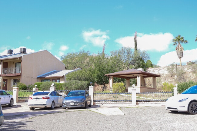 Building Photo - 797 W Mesa Verde Dr