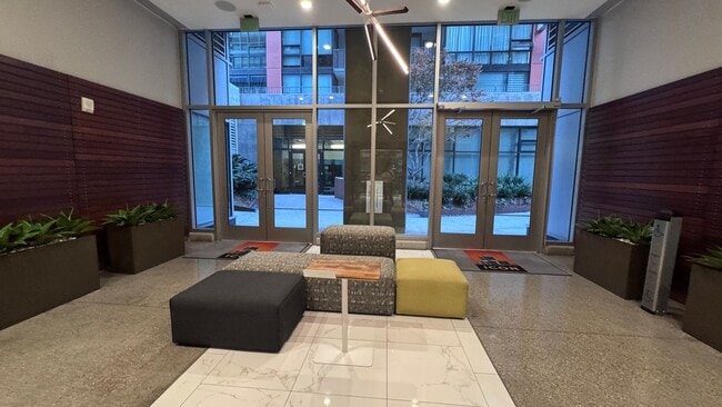 Foto del edificio - Urban Living with Iconic Views