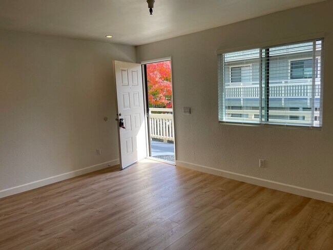 Building Photo - Updated 1/1 Diamond Head West Petaluma Con...