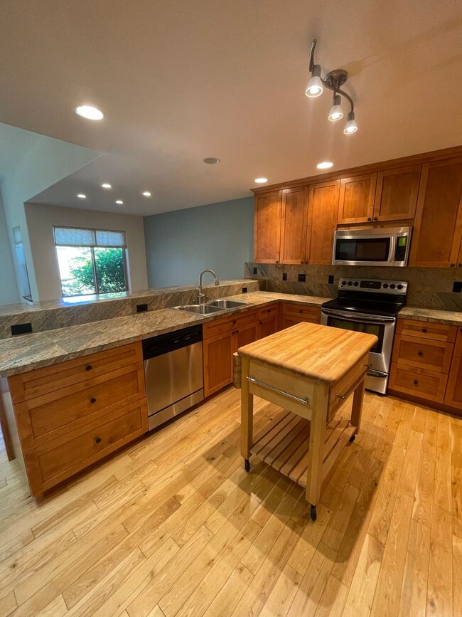 Building Photo - Stunning single-story Kala Point condo.