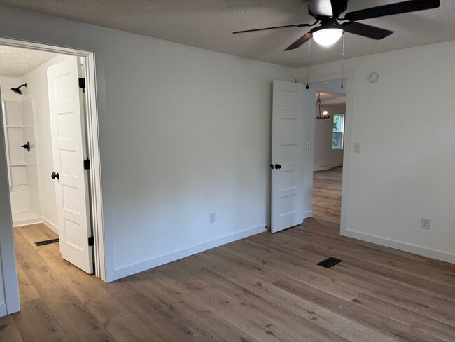 Building Photo - 120 Country Way