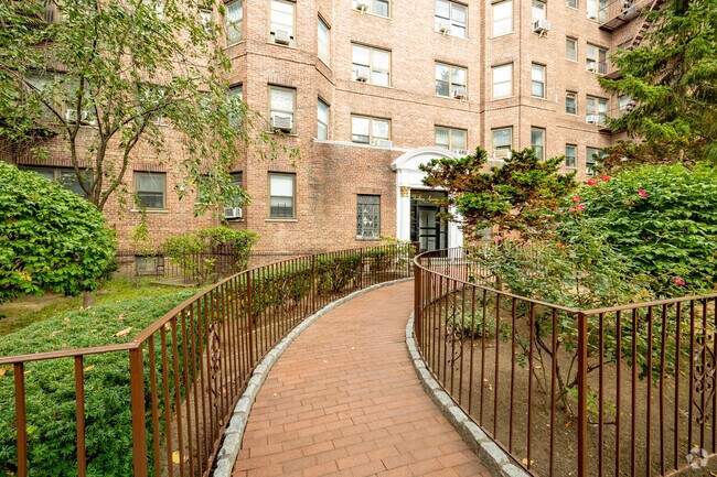 Foto del edificio - 61-41 Saunders St