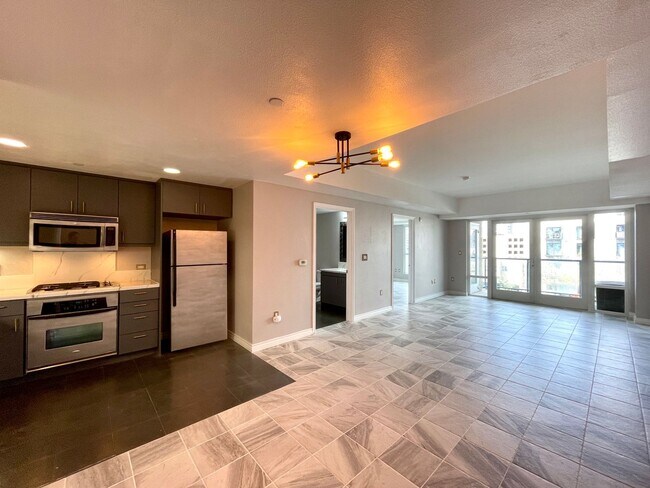 Building Photo - Great 1B/1BA Downtown Condo w/ Parking!