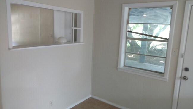 Building Photo - 3 bed 1 bath house. Available now.