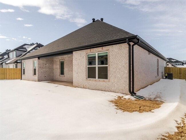 Building Photo - 311 Hedge Dr