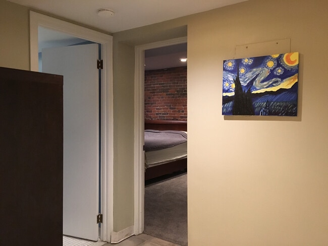 Baño/dormitorio exterior 01 - 1895 Beacon St