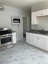 Building Photo - 204 Alder St
