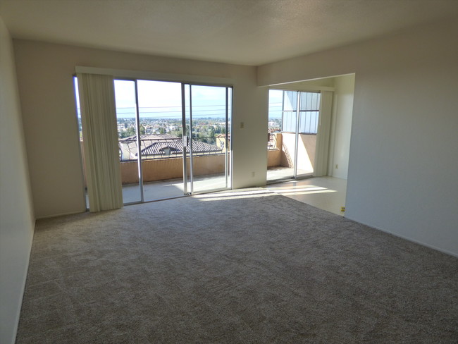 Family room - 16288 Saratoga St