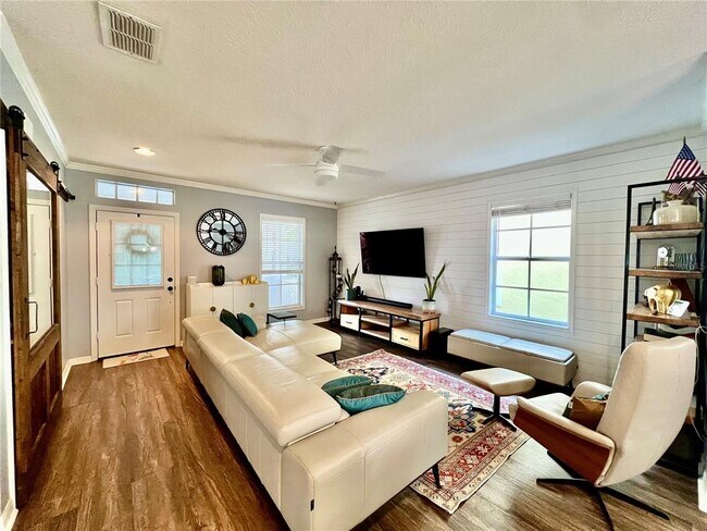 Building Photo - 16112 Loneoak View Dr