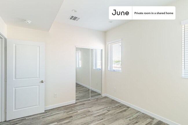 Foto del edificio - Room in Shared 5 bed/5 bath home