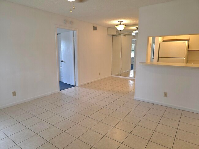 Foto del edificio - 4709 Lucerne Lakes Blvd E