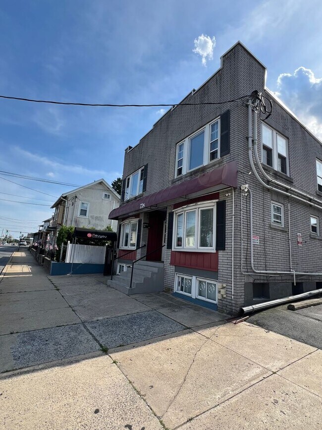 Building Photo - 778 3rd St