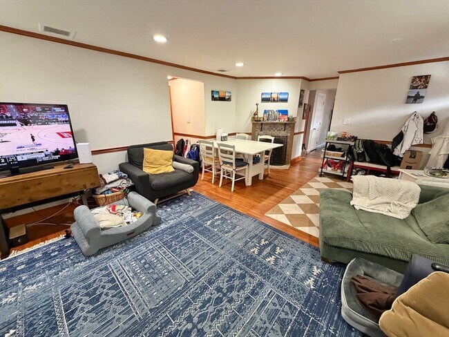 Foto del edificio - 176 Upland Ave