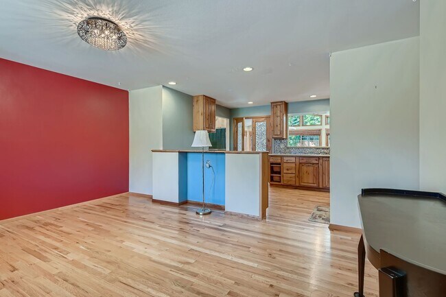 Building Photo - Sun Filled 4B/2.5B in Table Mesa - Availab...