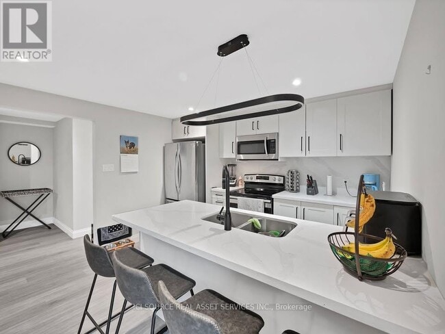 Building Photo - 493 Queen Victoria Dr