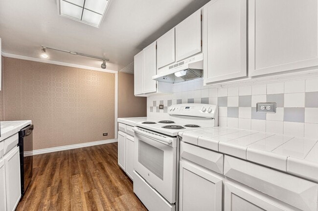 Building Photo - Condo in Historic Governor's Park!