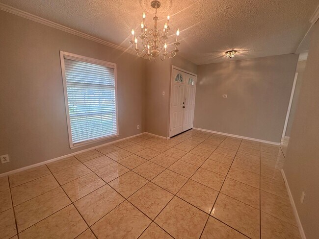 Foto del edificio - CUTE 3/2 NESTLED ON A CORNER LOT IN CONVER...