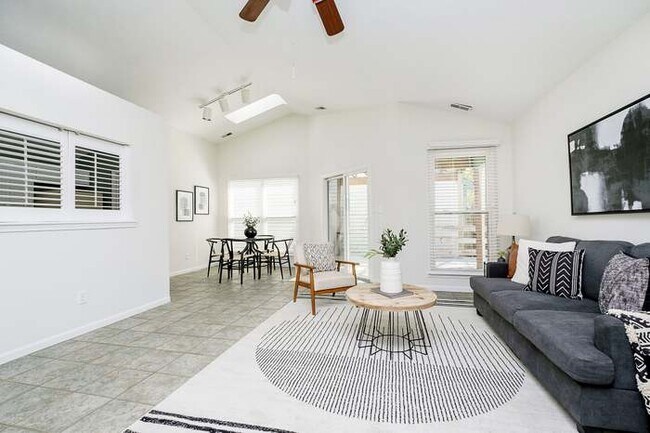 Foto del edificio - 7675 Waterwood Dr