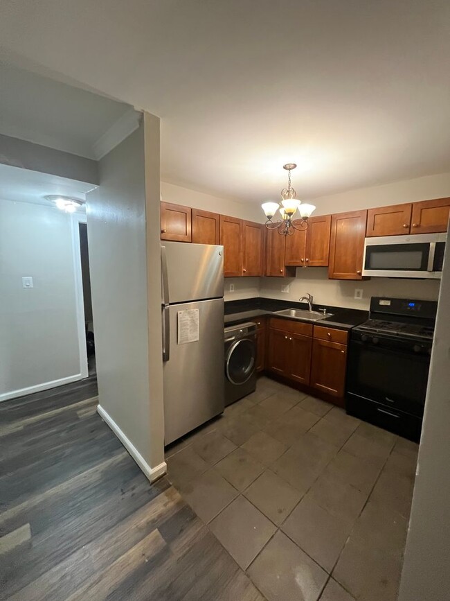 Building Photo - NEWLY AVAILABLE - RENOVATED 2 BR UNIT IN T...