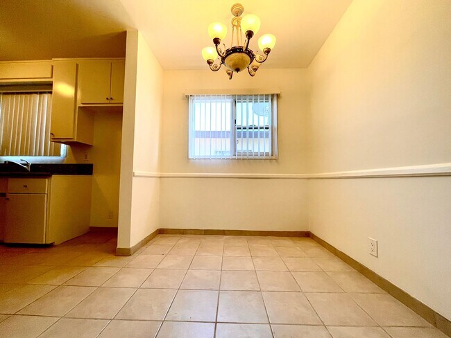 Foto del edificio - 7249 Bakman Ave