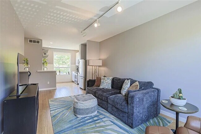 Building Photo - "Chic Canal Boat Ct Retreat: Spacious 1-Bedroom with Two Baths & Modern Amenities!"