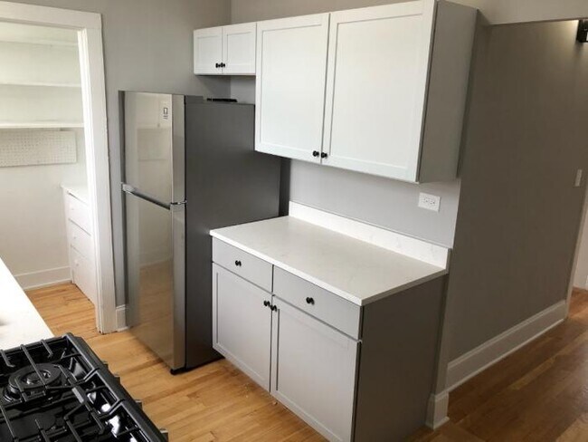 Foto del edificio - 2 bedroom in CHICAGO IL 60645