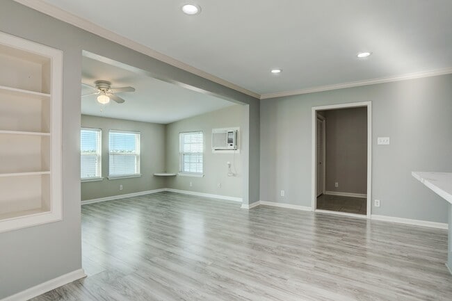 Foto del edificio - 9814 Airway Ln