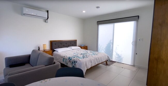 Foto del edificio - 11852 Menlo Ave