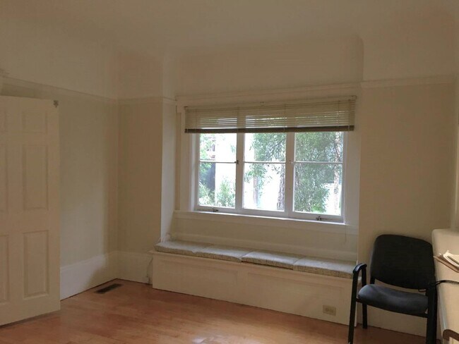 Foto del edificio - 2642 Derby St
