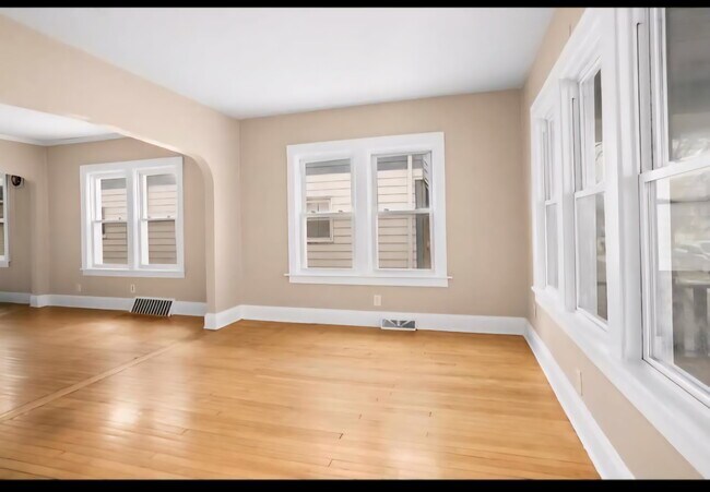 Living room/dining room - 428 S 70th St