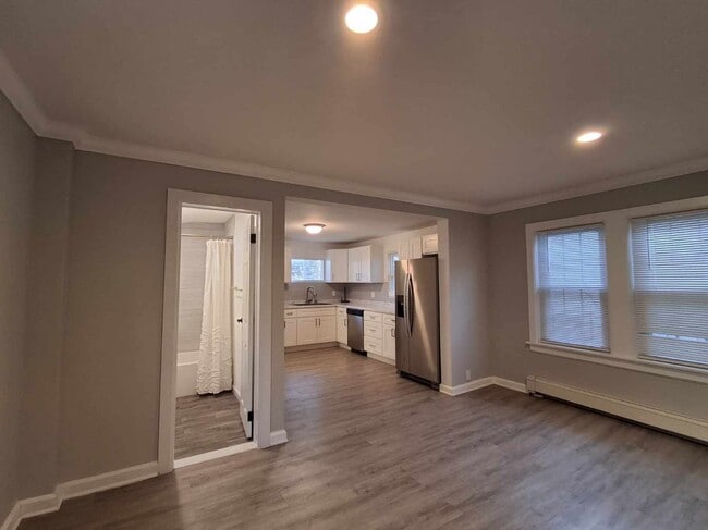 Building Photo - 4 Embroidery St