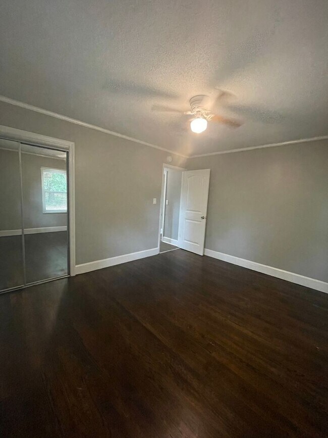 Building Photo - Coming Soon! 3 bedroom 1 bathroom house !