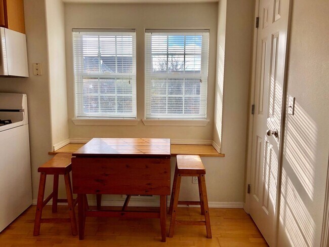 Building Photo - Light Filled Townhome - A Commuters Dream ...