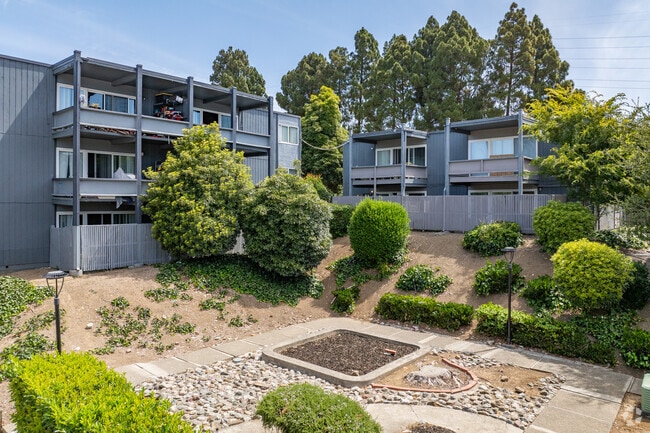 Building Photo - Forest Glenn Apartments