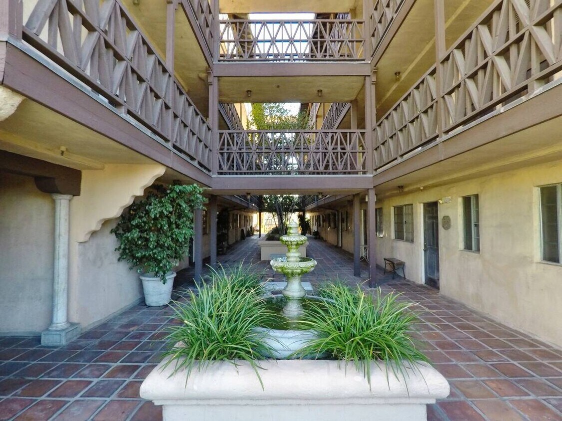 Foto del edificio - 1460 N. Mansfield Ave