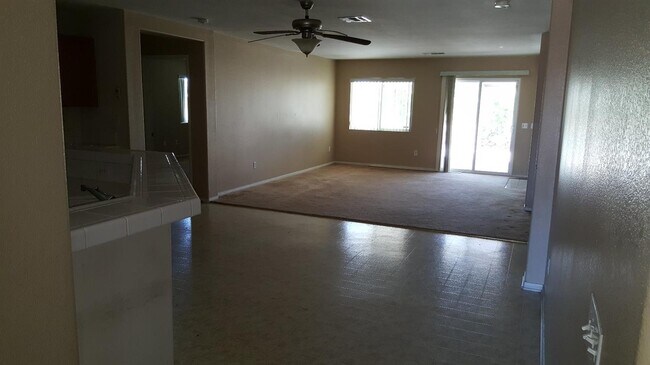 Building Photo - 9656 Peridot Ave