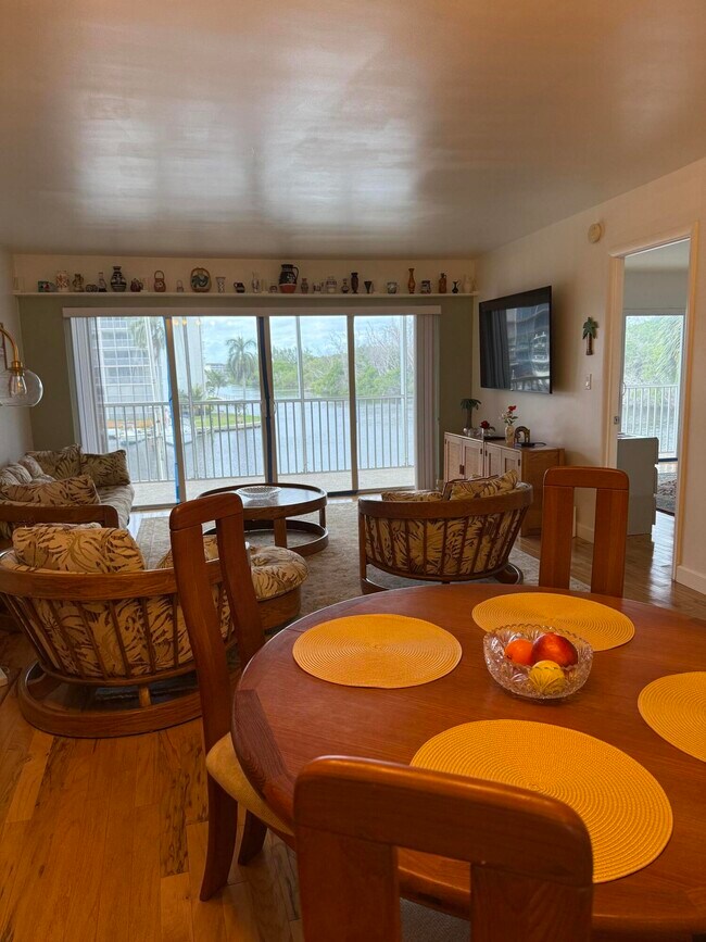 Foto del edificio - 1537 E Hillsboro Blvd