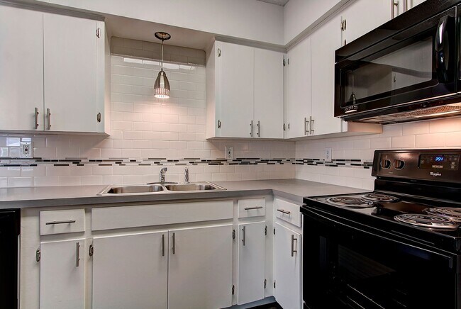 Building Photo - 1906 Hearthstone #103