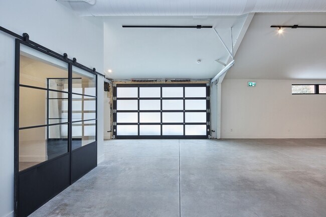 Building Photo - 329 Catherine St