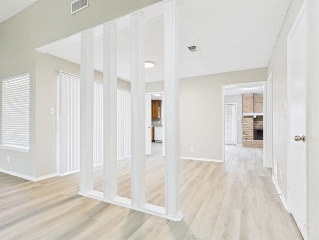 Building Photo - 10038 Woodland Village Dr
