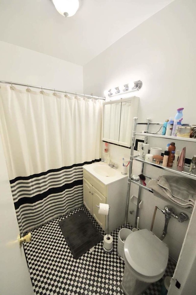 Foto del edificio - 225 E 10th St