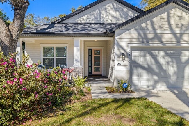Building Photo - Captivating Modern Farmhouse Rental in Tampa