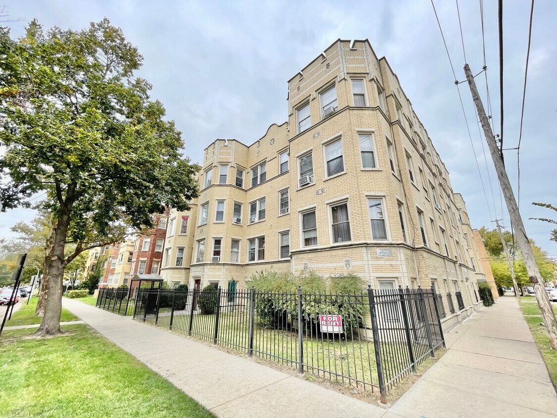Primary Photo - 2200 W Rosemont Ave
