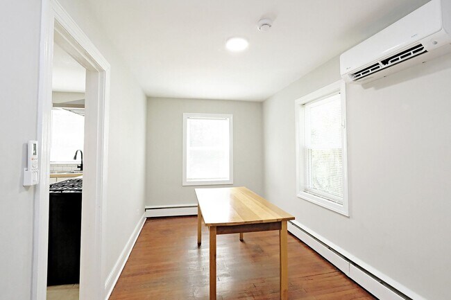 Foto del edificio - Updated, Pet-Friendly Fry's Spring Duplex - Grad Students Are Welcome!