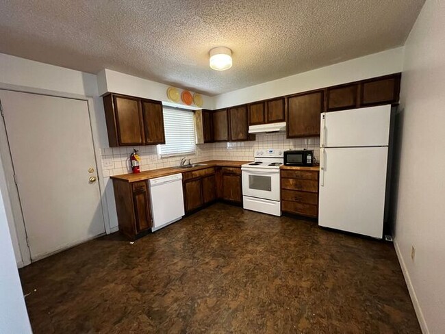 Building Photo - $1,395 | 3 Bedroom, 1.5 Bathroom Townhome ...