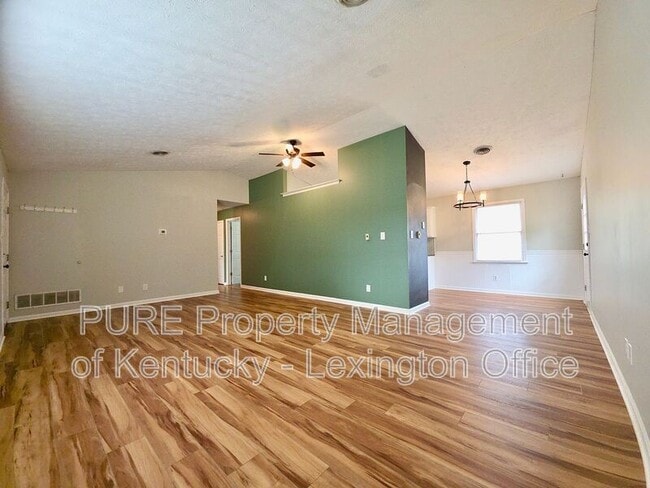 Foto del edificio - 305 Williamsburg Dr