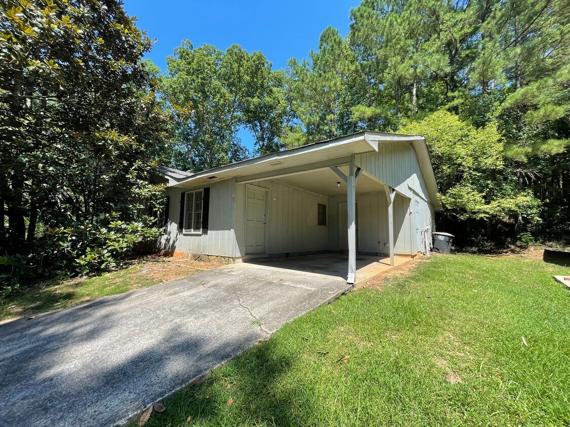 Primary Photo - 509 Chateau Dr SE