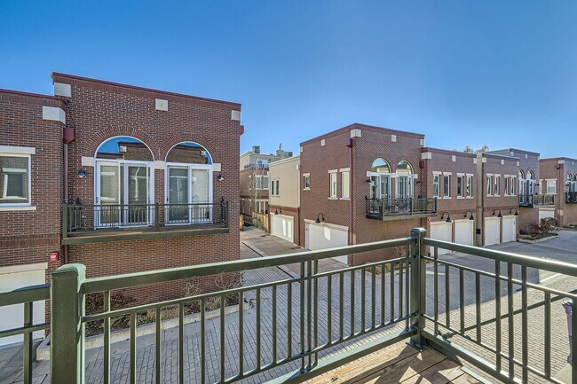 Foto del edificio - Gorgeous Cherry Creek Townhome - 2 bed 2 bath with 1 car garage